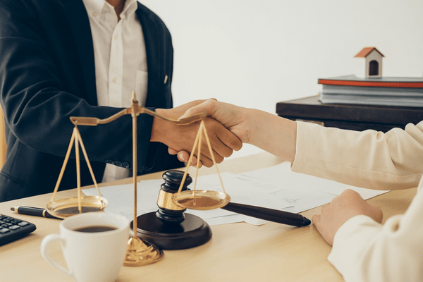 Bursa ticaret hukuku avukatı tarafından şirket kuruluşu, ticari sözleşmeler ve ticari uyuşmazlıklarda danışmanlık hizmeti.